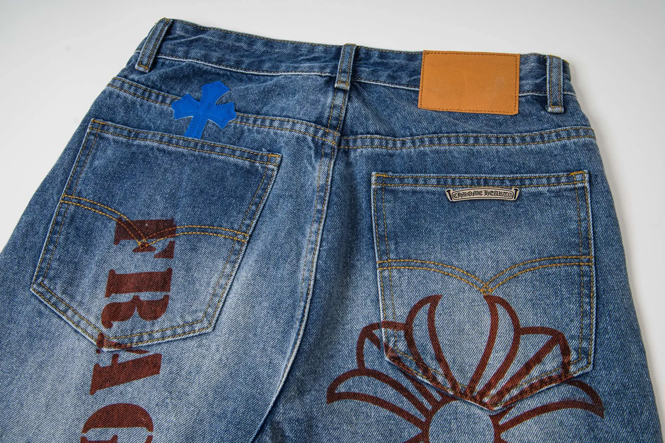 P260 Chrome Hearts washed graffiti blue cross couple jeans are a hot trend this season and are sought after by countless celebrities and fashionistas. The neat details of the cutting process add color to the playful fashion! The neat and meticulous design, and the well-fitting structure is unique. The upper body not only has outstanding recognition, but also looks younger and younger. A style with the ultimate wearing meaning and performance, gorgeous color matching, and the craftsmanship of this style is also extremely extraordinary. After the finished product is washed, it is disassembled and hand-made with sheepskin cross leather and then spliced ​​together to complete. The whole piece has too many craftsmanship to describe. It is decorated with patchwork cross flowers and high-waisted washed jeans! ! Absolutely high-end luxury product, a god-level single product, a super popular product, made by top heavy industry, a magic weapon that cannot be missed to hit the streets. Style number: 1834# Size: 28 30 32 34 Color: blue